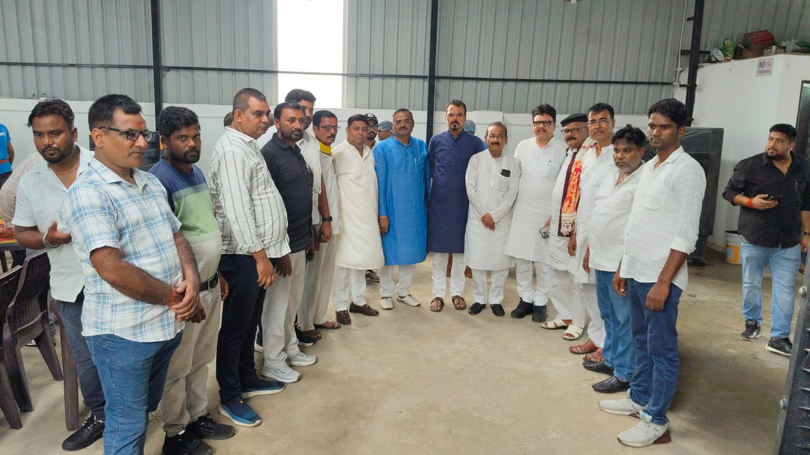 धनबाद में आयोजित कांग्रेस कार्यकर्ताओं की बैठक सह मिलन समारोह में उपस्थित पार्टी नेता और कार्यकर्ता