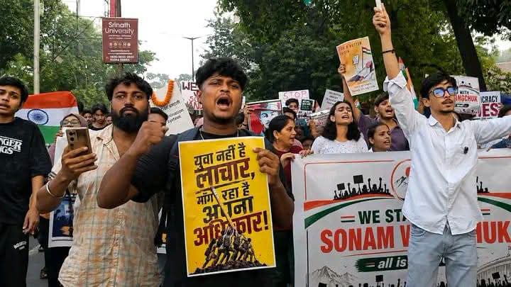 जमशेदपुर में कॉकरोच जनता पार्टी के समर्थन में तिरंगा और पोस्टर लेकर रैली निकालते छात्र एवं युवा प्रदर्शनकारी।