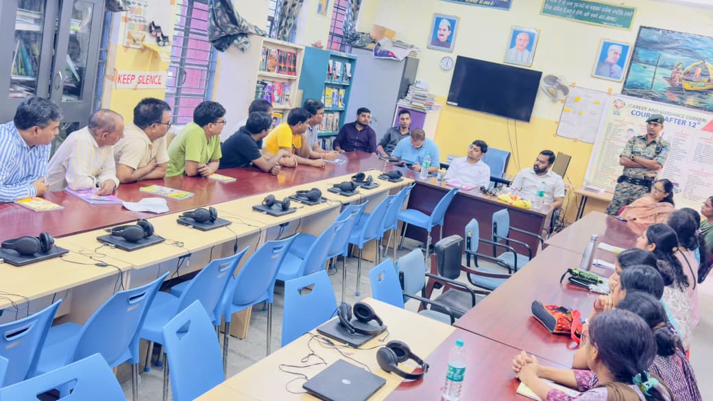 निरसा के बेनागोड़िया स्थित जवाहर नवोदय विद्यालय का औचक निरीक्षण करते उपायुक्त आदित्य रंजन, साथ में जिला प्रशासन और शिक्षा विभाग के अधिकारी।