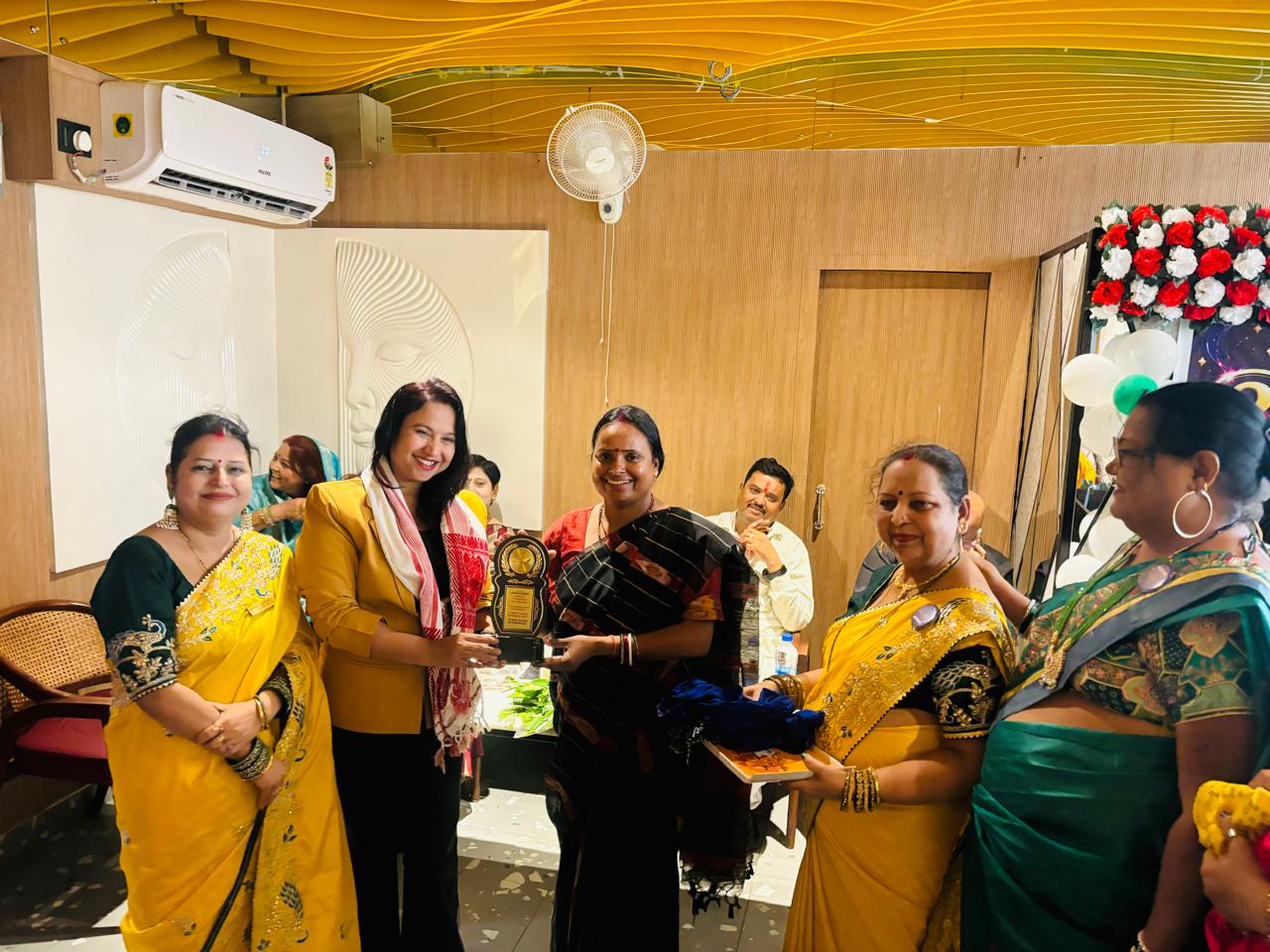 सरायढेला स्थित द ग्लीड में सखियां फाउंडेशन के दूसरे स्थापना दिवस समारोह का दीप प्रज्वलित कर शुभारंभ करतीं जिला परिषद अध्यक्ष शारदा सिंह।